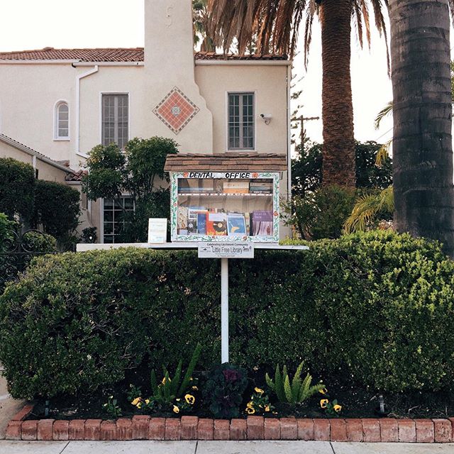 I swear I pass this library every time I'm in LA and I can never find anything by Ina Garten, ugh! 📚 #losangeles #littlefreelibrary