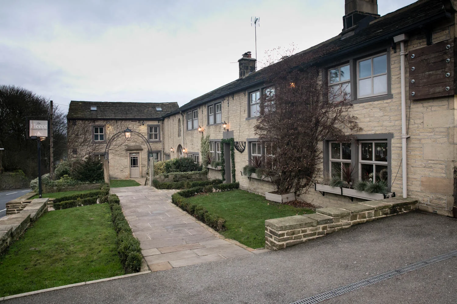 Hester & Barney's wedding day | The Fleece Inn wedding photography ...