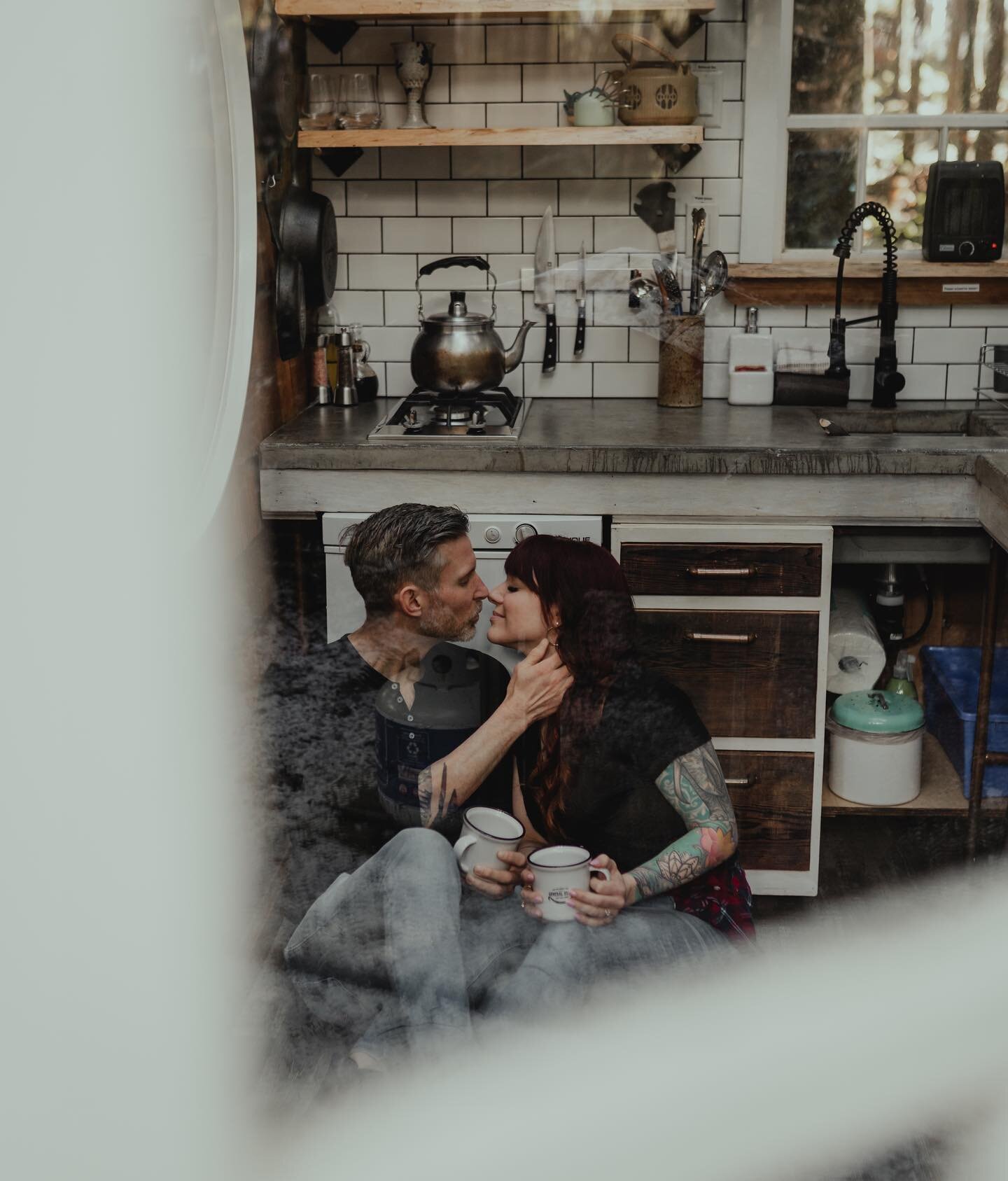 There may be empty mugs but there definitely wasn&rsquo;t empty hearts! So glad we got to use this ADORABLE airbnb to shoot these two!