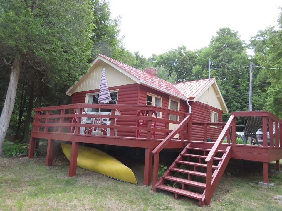 The Loon's Nest - Waterfront 2 Bedroom Cottage can accommodate up to 5 guests. Newly renovated, this cottage is available YEAR ROUND as of November 2017!