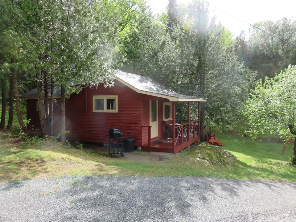 The Ladybug Hut - 2 Bedroom with a QUEEN bed in the Master and 1 Single + 1 Double in the NEW ADDITION (2019) Spare Room. This cottage is now double in size and boasts Limberlost Lodge’s ONLY propane fireplace, for easy access to a cozy ambiance. Enjoy unobstructed views of Chub Lake and the beach, just steps away while sitting on your covered deck. Or keep an eye on the playground and enjoy the sun on the new full exposure deck. This newly finished beauty is perfect for a family of 4 or 5, and is now OPEN YEAR ROUND!