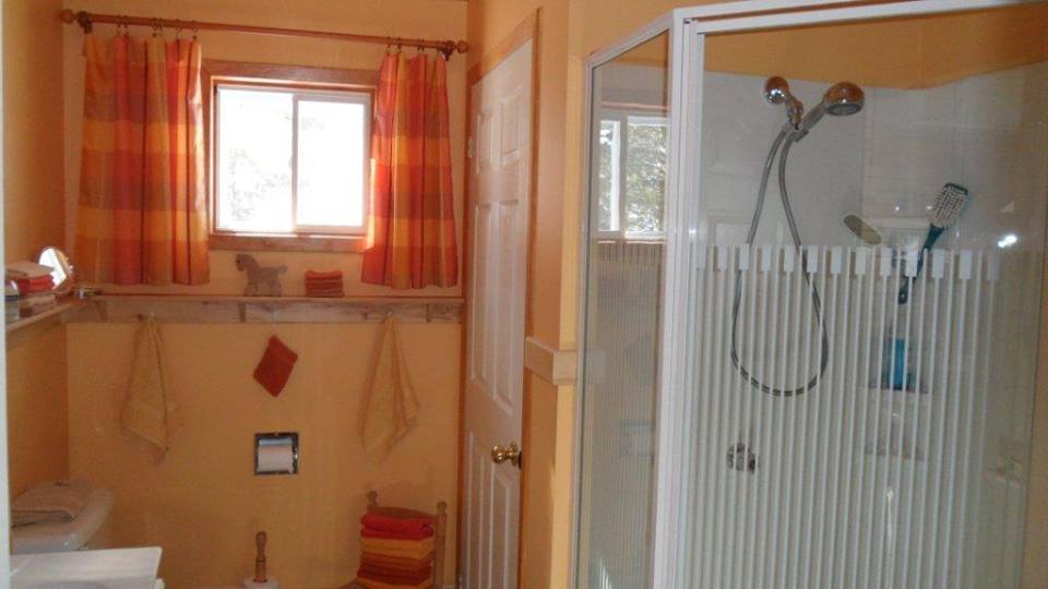 Cottage 6 Washroom.jpg