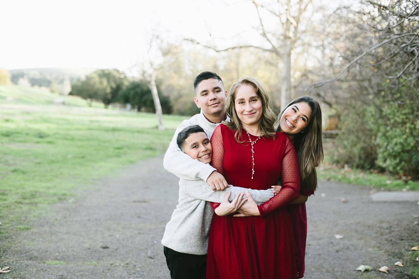 mother of three or their sister? 😍 
what beautiful and warm smiles i had the pleasure of capturing.
.
.
.
.
.
.
.
.
.
.
.
.
#familyphotography #familyphotographer #bayareaphotographer #nikond750 #simplychildren
#familyportraits #norcalphotographer #