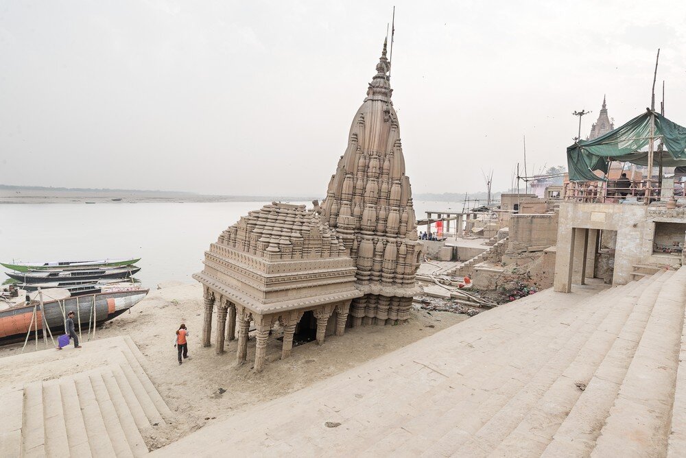 Sunken temple at Manikarnika Ghat, Varanasi_f_tn.jpg