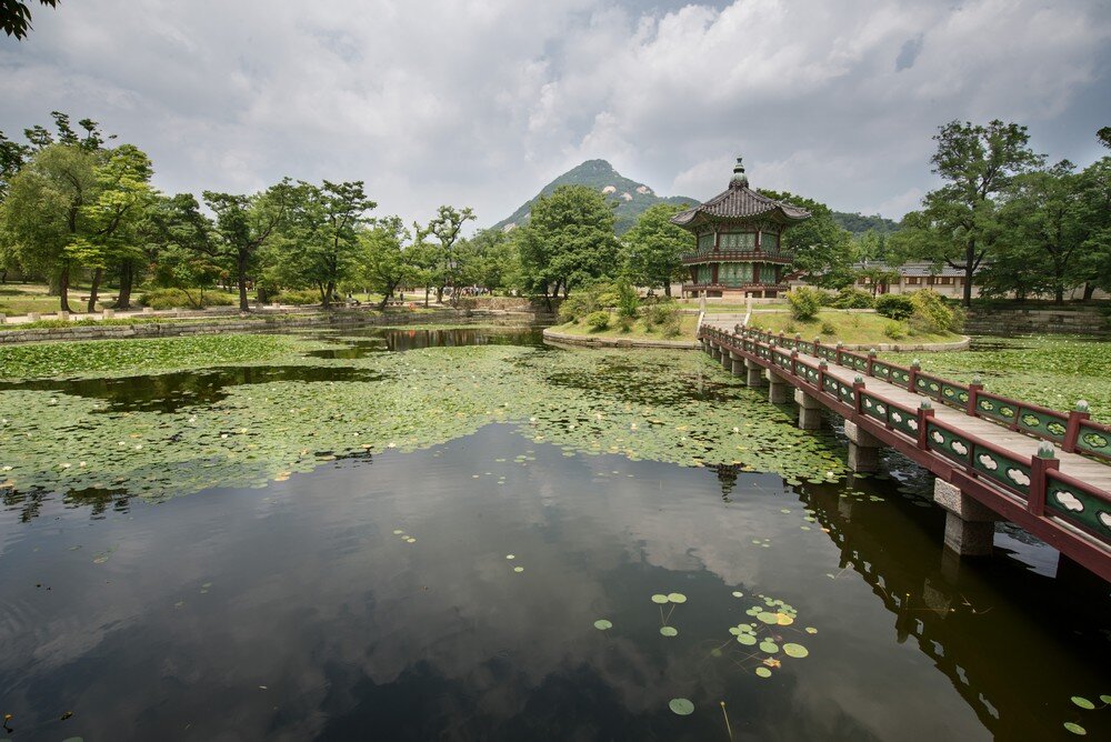 Hyangwonjeong Pavilion in the Gyeongbokgung Palace, Seoul_tn.jpg