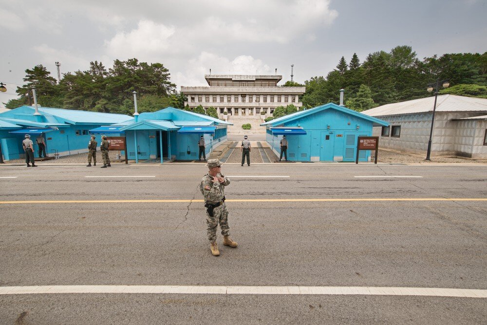 Panmenjoum, border between South and North Korea_tn.jpg