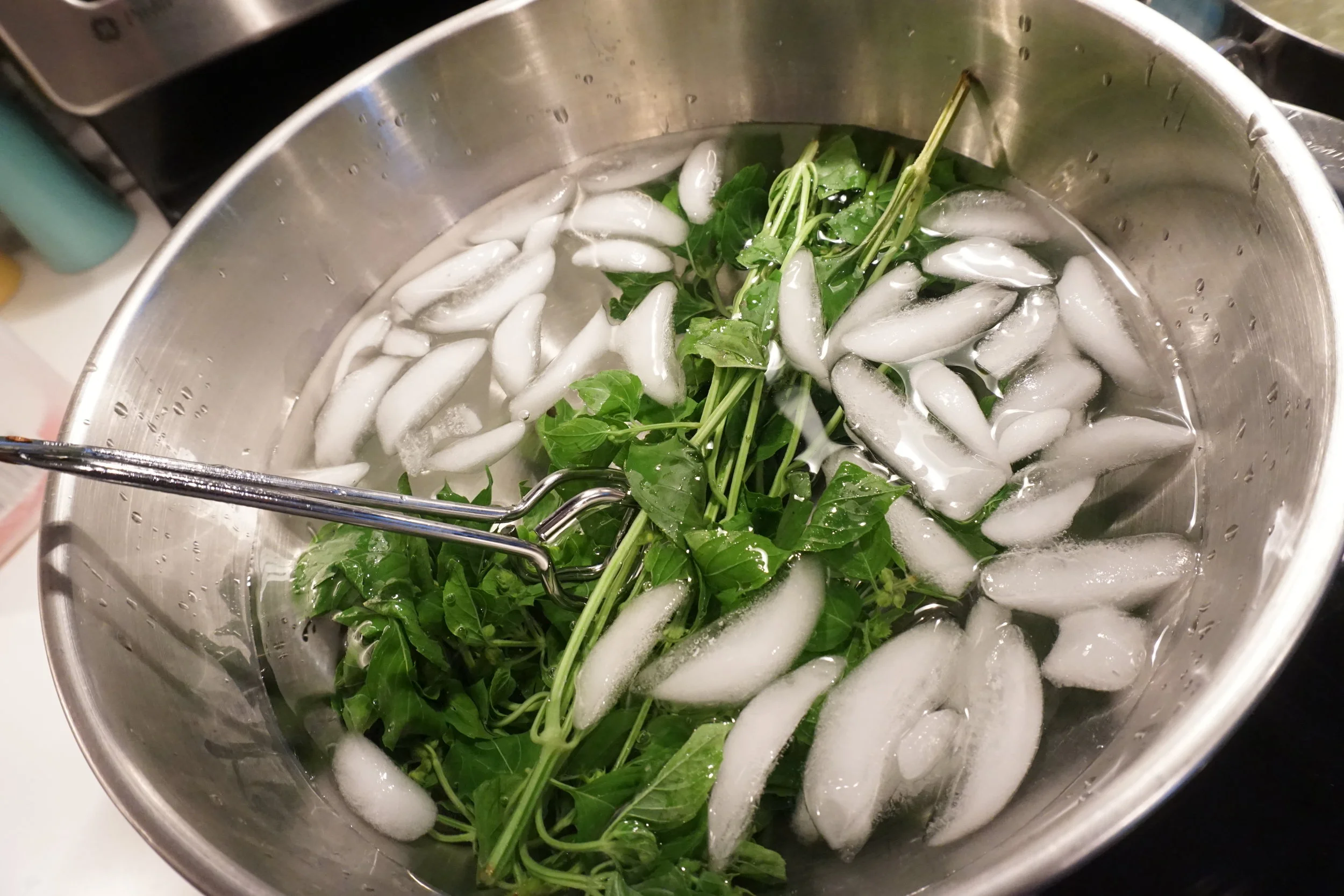 Submerse basil stalks into ice water after boiling for 3 seconds.