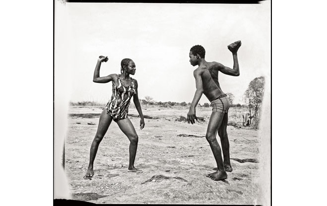 Combat des amis avec pierres au bord du Niger (1976)