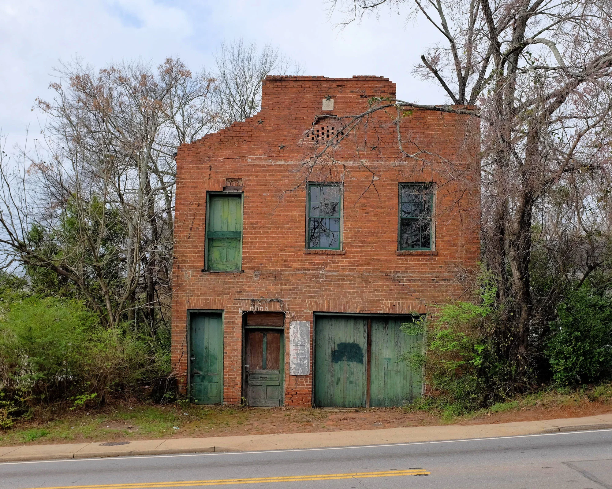 This building is actually on the edge of downtown Athens, and Oconee Street, the road in front of it is heavily traveled. Athens is like that in many places: the old and decrepit juxtaposed with the brand new.