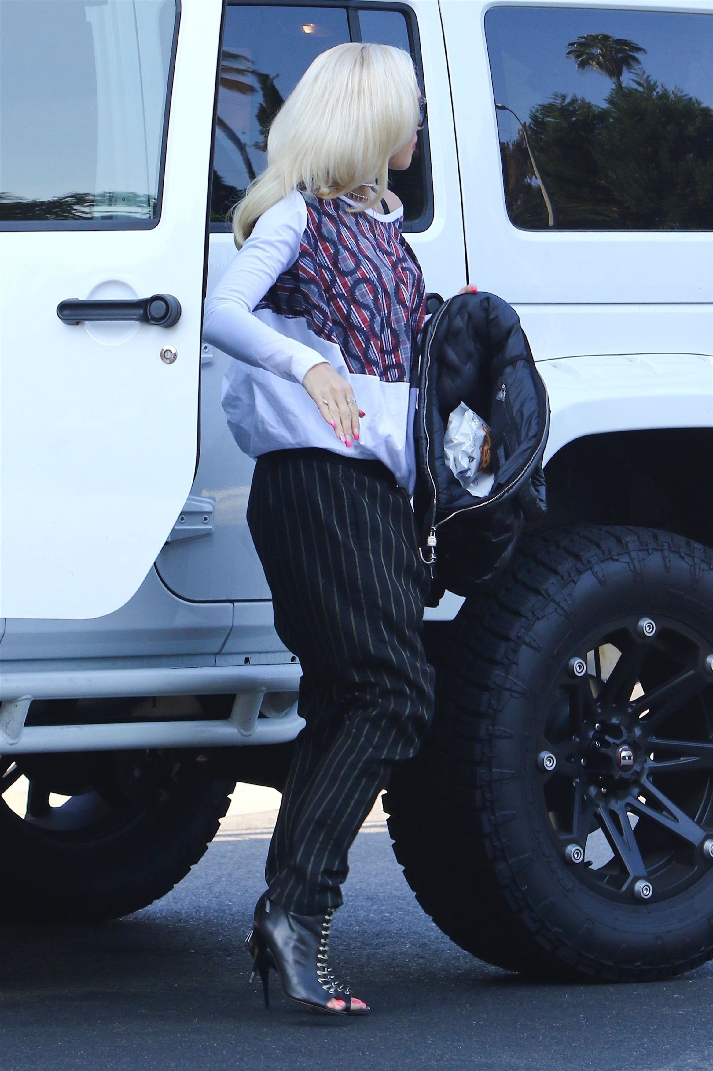53643693_gwen_stefani_08102017_05.jpg