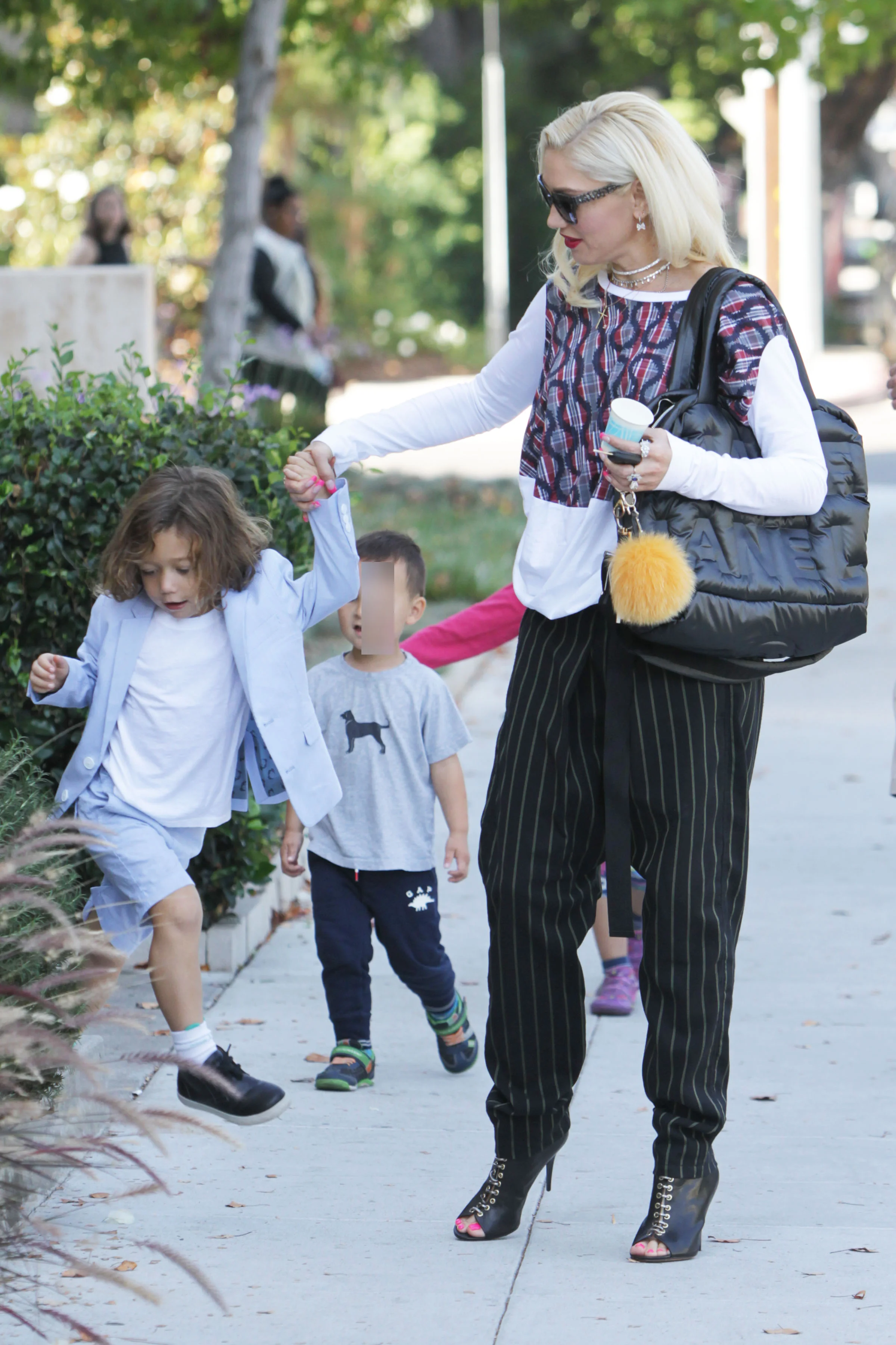 53648490_gwen_stefani_08102017_adds_36.jpg