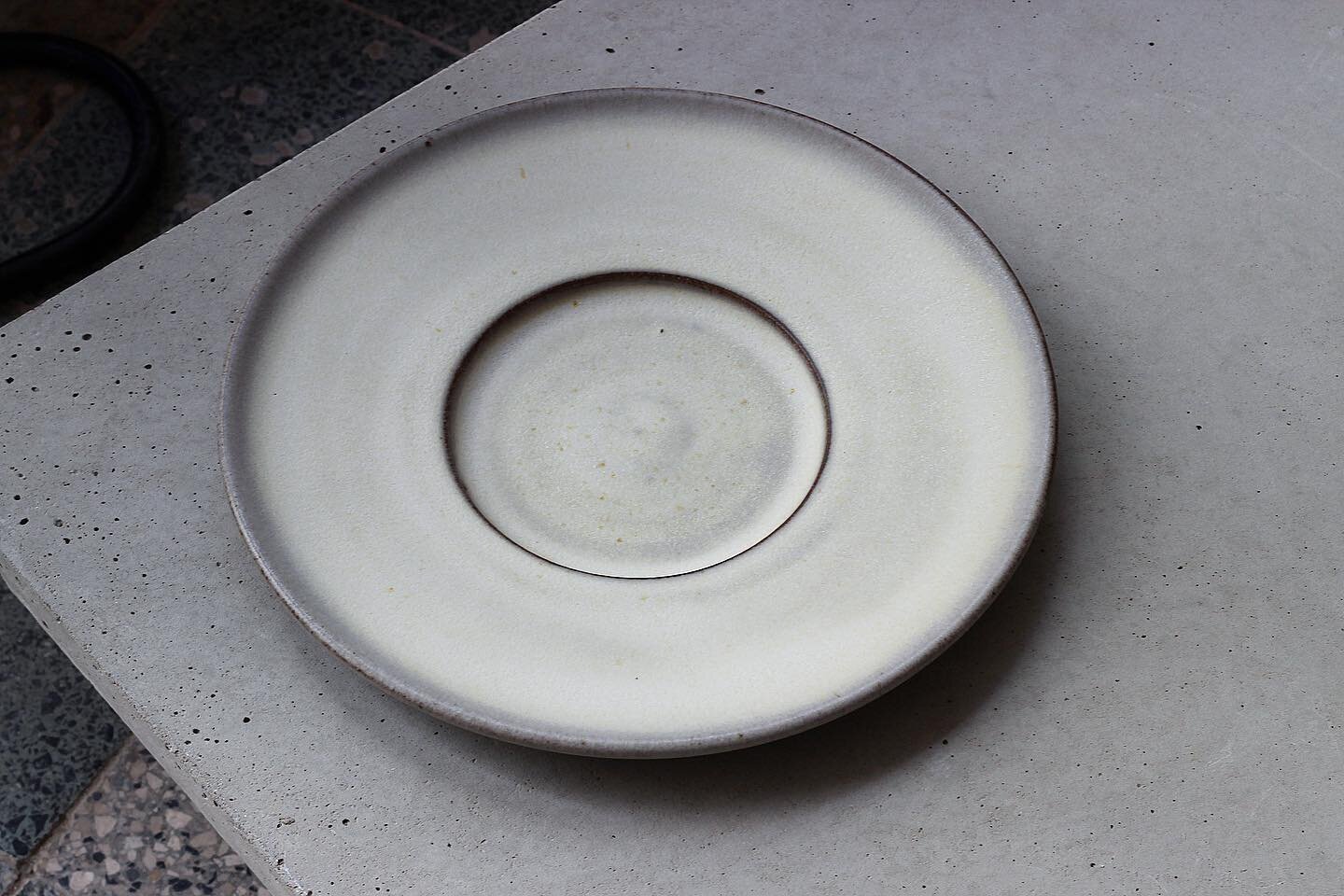Flat plate with a large rim, light grey, 24cm.