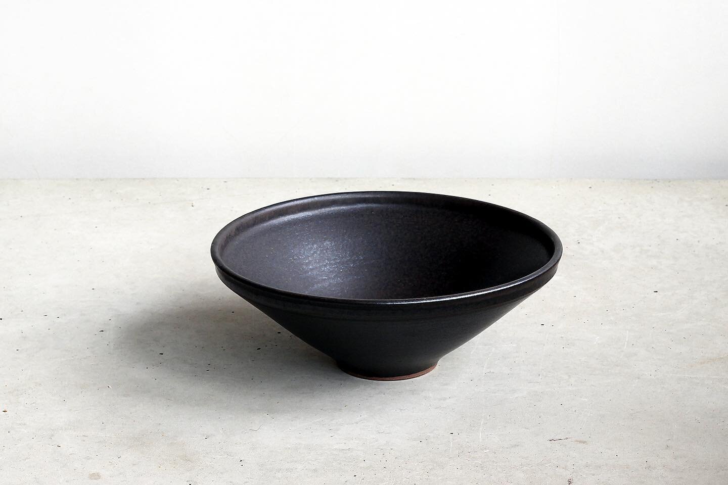 Ramen bowl with a light curved rim, 20cm.