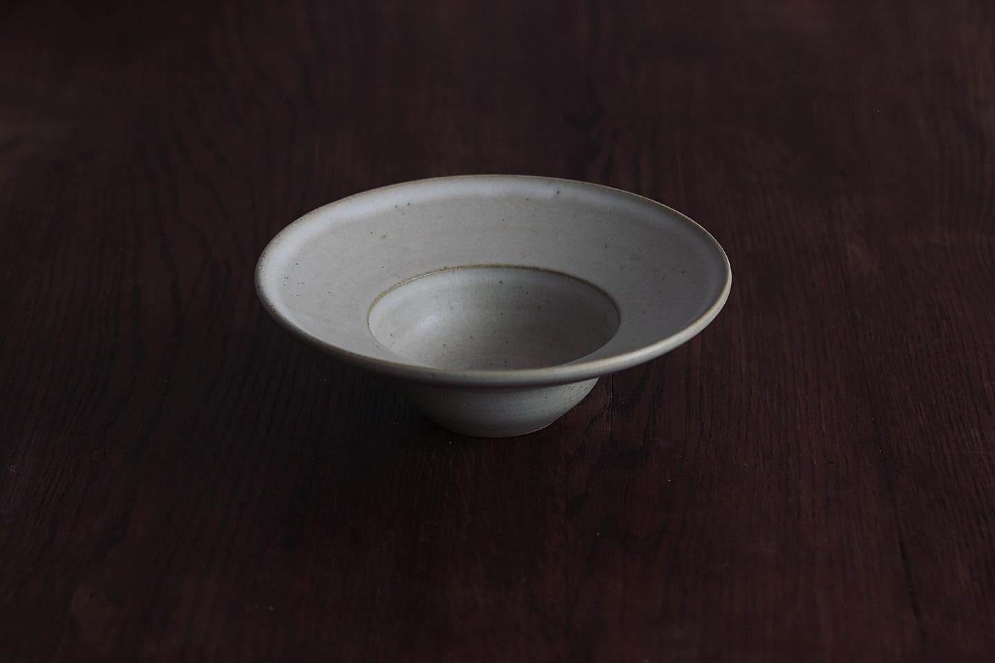 Off-white plate with a large rim, 18cm.