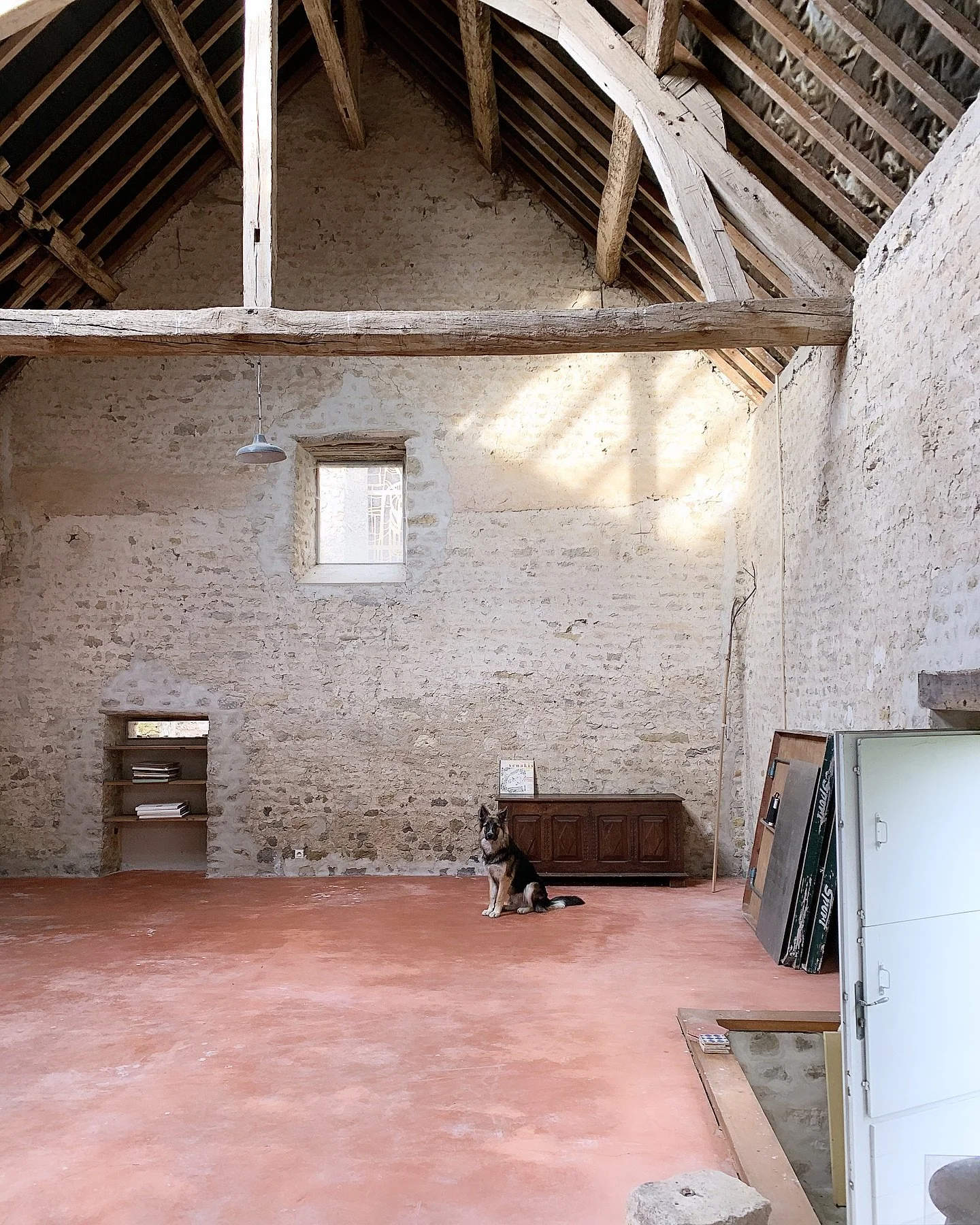 Preparing the moving of my studio, here is my adored new place. Doing works in the main house, clearing out the outbuilding you can see here before &agrave; well-deserved cleaning, the electrical system has been upgraded for the kilns and other equip