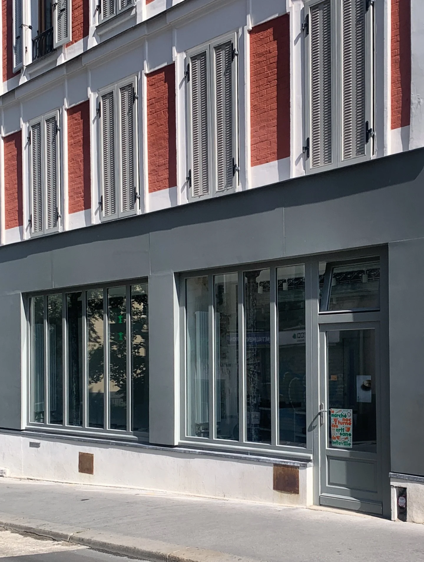 Une boutique.
J&rsquo;ai essay&eacute; de comprendre et r&eacute;sumer dans la newsletter envoy&eacute;e ce matin les motivations qui m&rsquo;ont amen&eacute;e &agrave; ouvrir cet espace rue R&eacute;b&eacute;val. Une certitude, je. referme la porte 