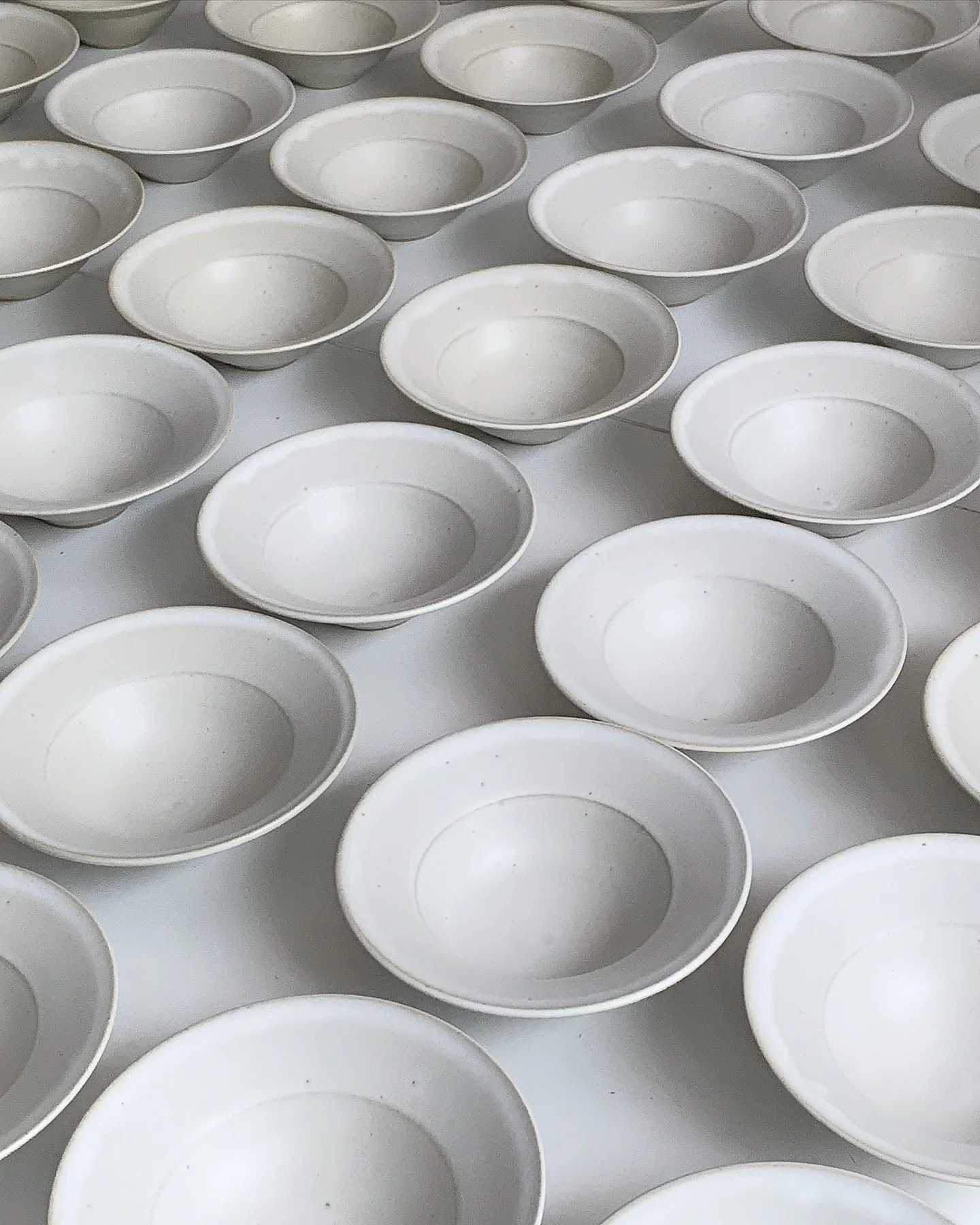 Large rim shallow plates for Le Clos Perch&eacute; @julien.magne.7773