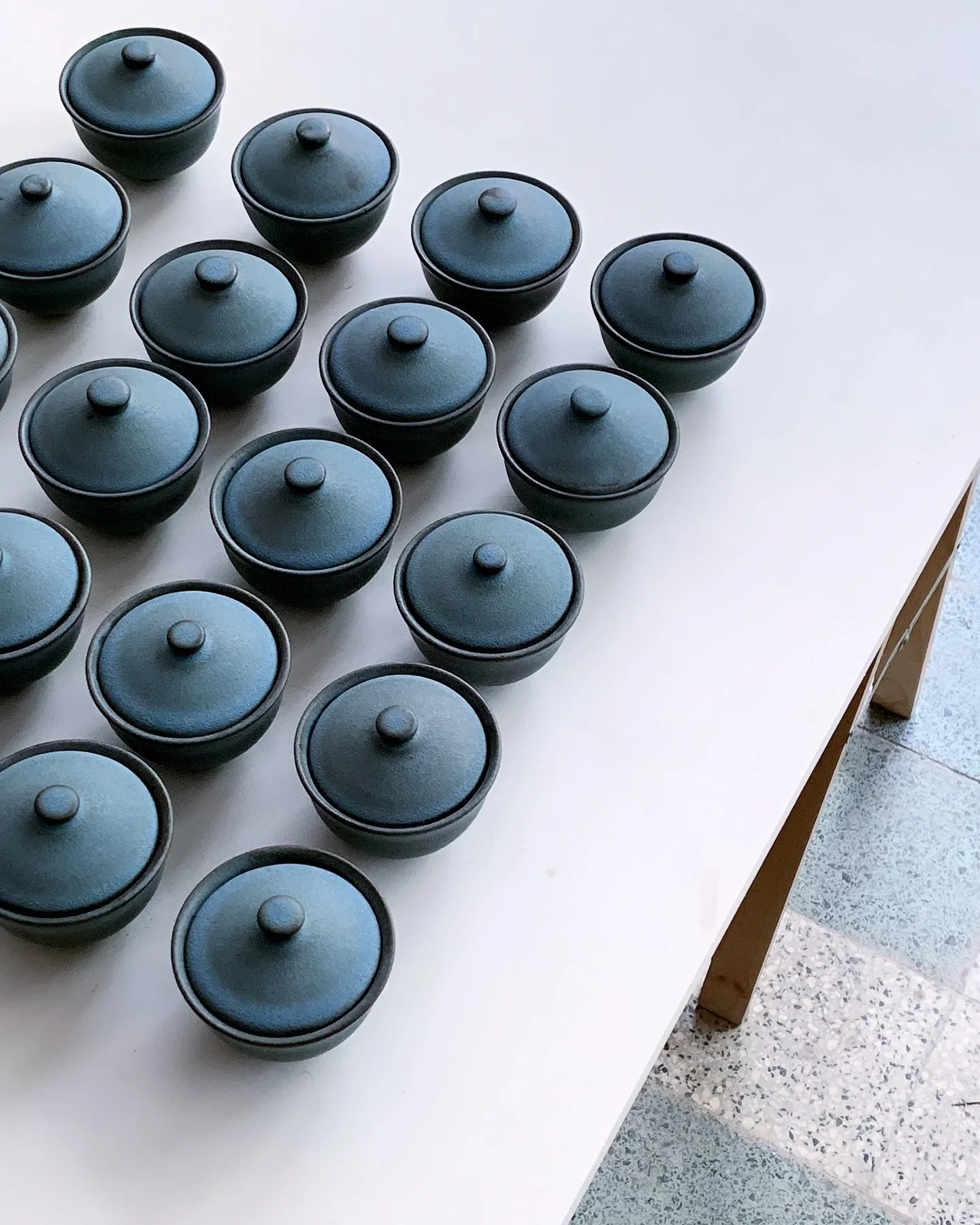 Twenty blue cups with a lid. 
The blue glaze bucket is now empty, last pots with this color, moving on new glazes next year ✨