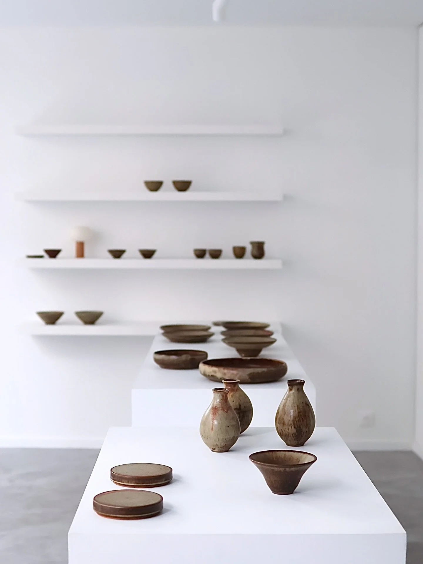 En ao&ucirc;t 2024, j&rsquo;ai eu la chance de participer &agrave; une cuisson dans le four &agrave; bois Girel 3E du Centre de la Ceramique Keramis, en Belgique.

Depuis l&rsquo;ouverture de l&rsquo;atelier en 2016, je cuis toutes mes pi&egrave;ces 