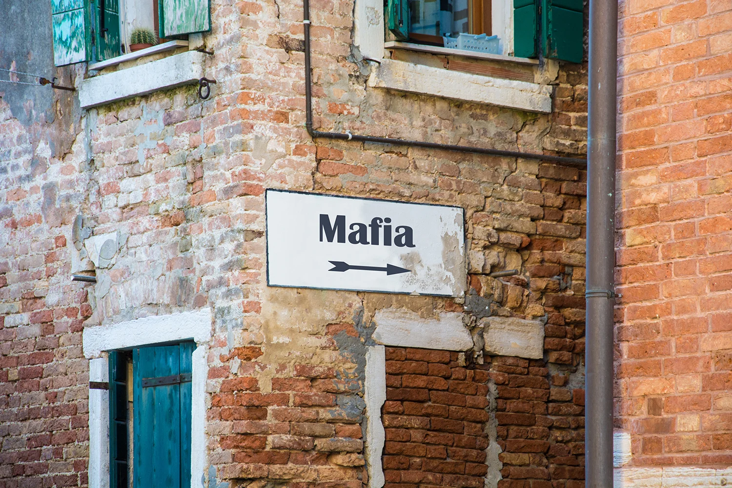 È in un territorio fortemente permeato dal crimine organizzato che è andato in scena quello che è stato definito l’ affare del secolo .