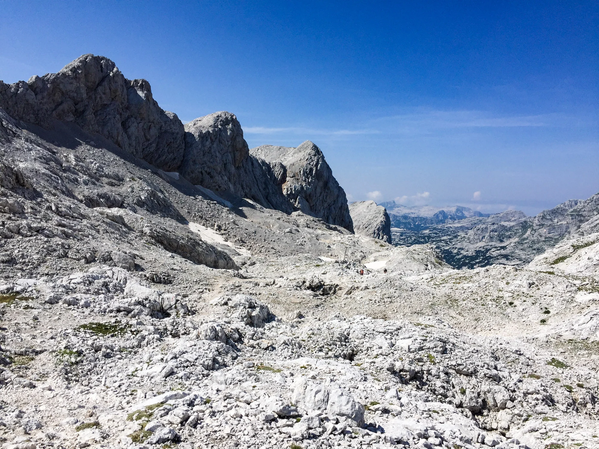 ‘Tiny’ hikers get lost in the middle of the frame