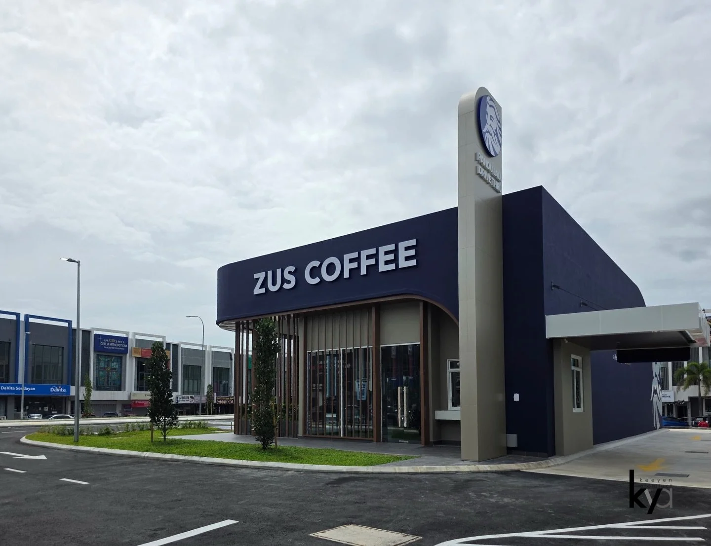 What if a drive-thru could slow you down?
.
Just completed this ZUS Coffee drive-thru ☕️
And honestly, it&rsquo;s more than a pit stop for caffeine.

A soft, flowing roofline wraps the building in one continuous gesture, avoid sharp corners, no rush.