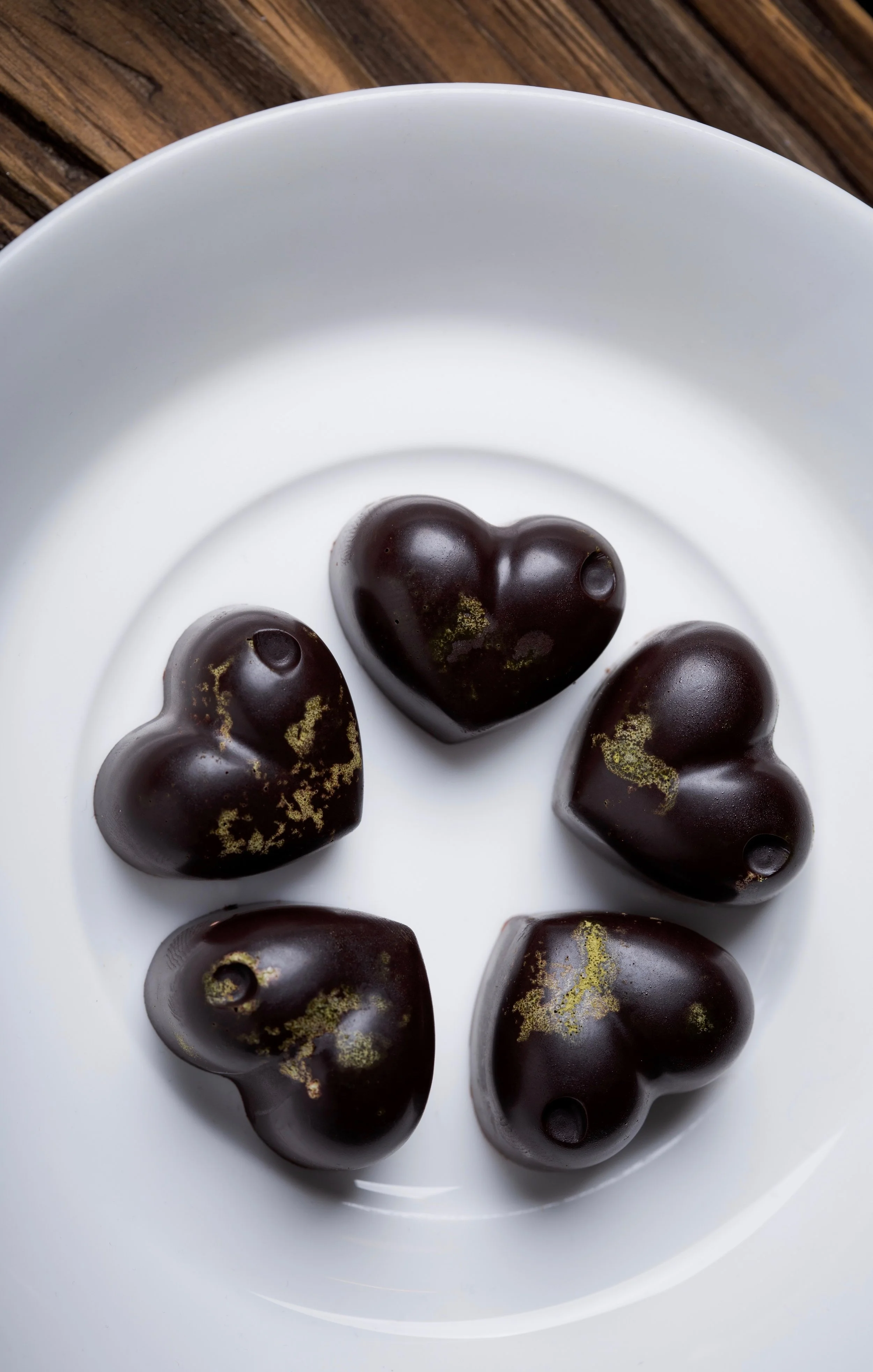Mini cashew-matcha-mint-chocolates with the perfect ”crack”