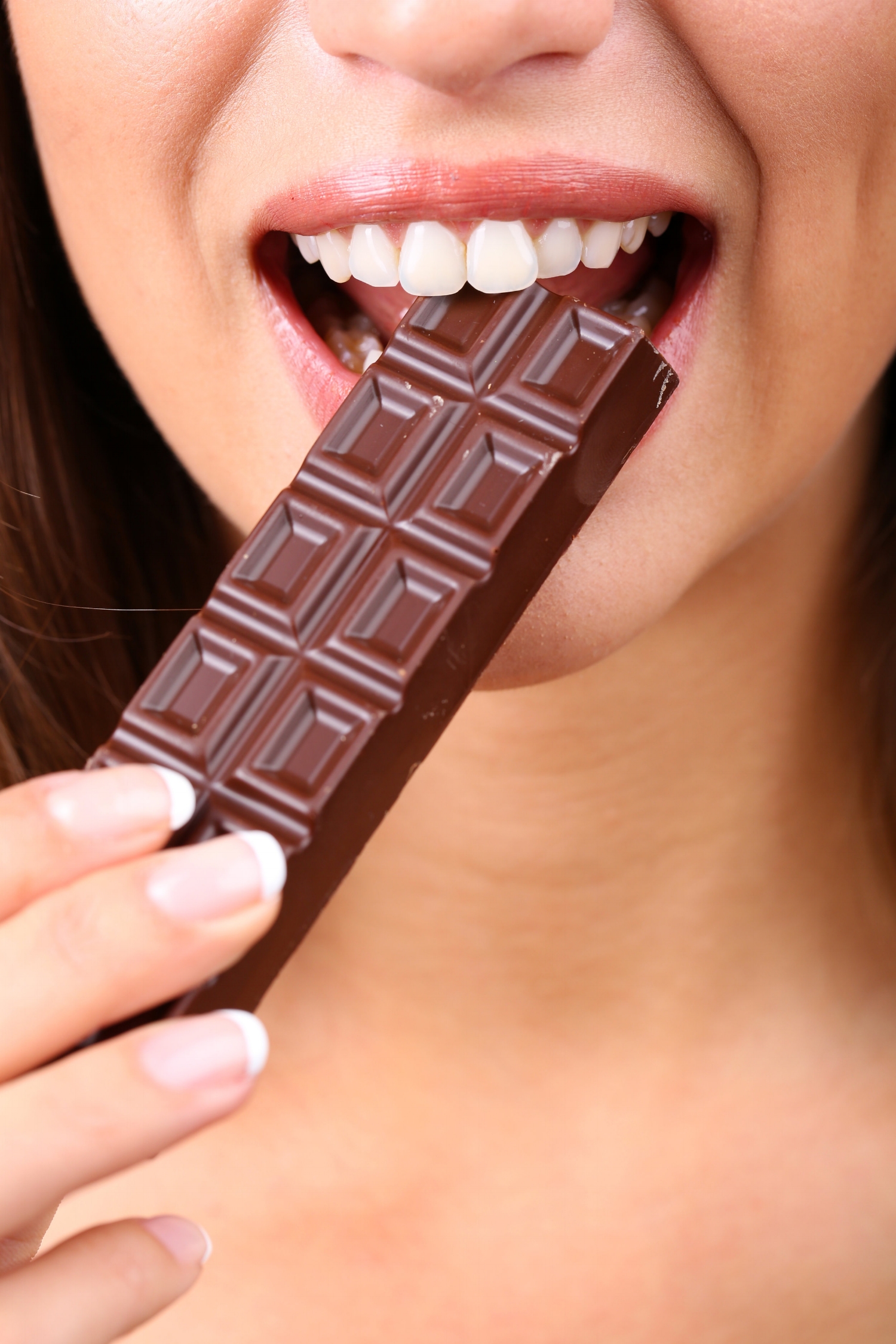 Сон ем шоколад. Ест шоколад. Стресс шоколад. Шоколад кусают. Девушка ест шоколад.