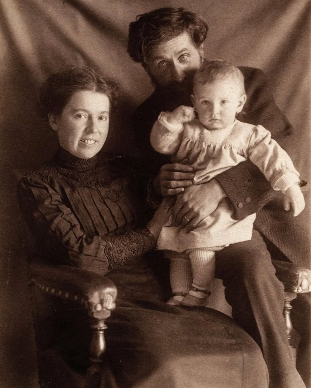 A precious family portrait: the painter P. R. Berry II with his wife Maria and their son Pierin (P. R. Berry III), whom he portrayed several times throughout his career.
The vintage photograph (circa 1913) reveals, in the relaxed gazes and features o