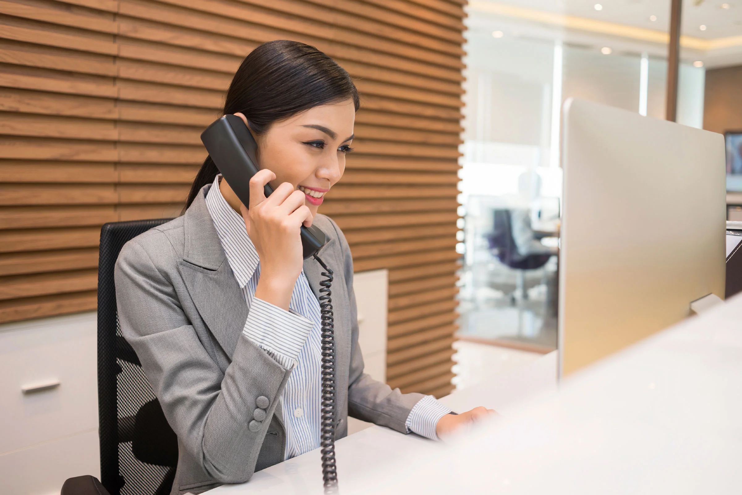 01-13-things-your-hotel-desk-clerk-wont-tell-you-desk-clerk.jpg