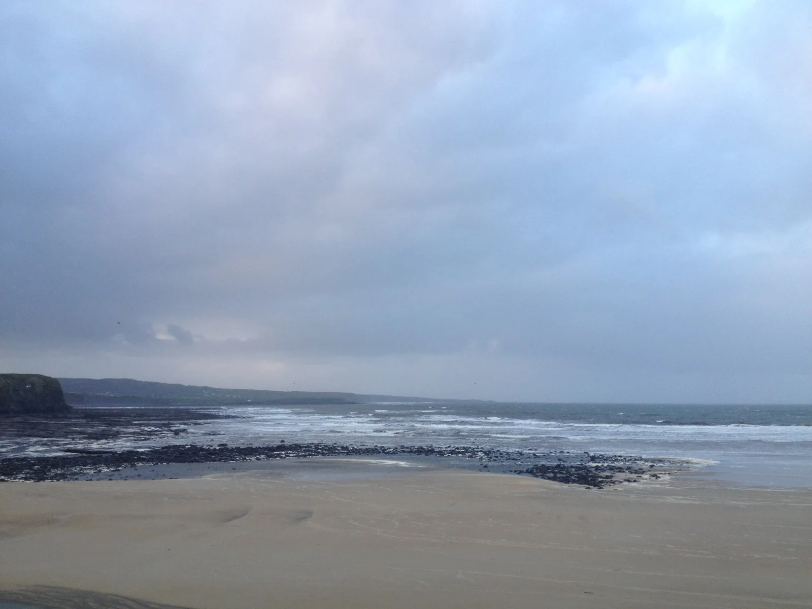 Wave Height: 4 ft High Tide: 16.22 // Low Tide: 10.08 Wind: Strong WNW 30mph onshore wind Air temp: 10'C // Water temp: 9'C