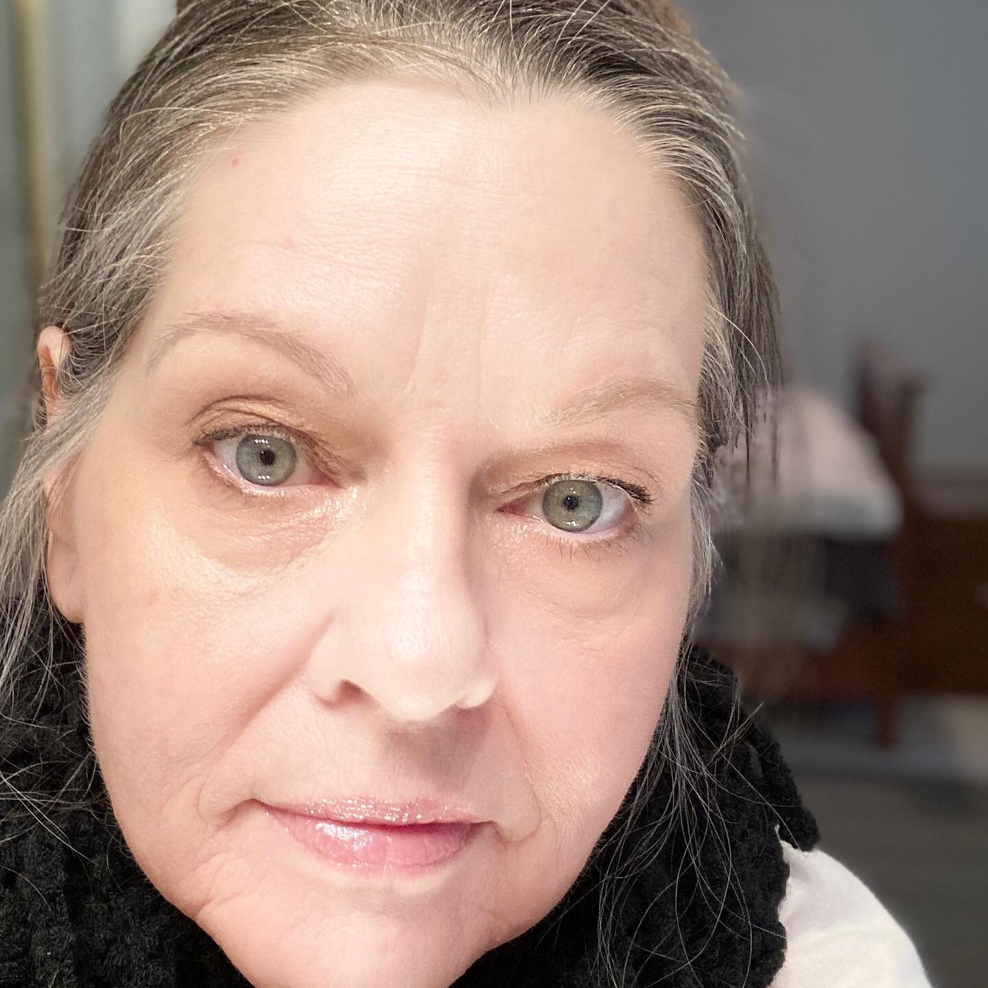 #thisissixtyone #greyhair #wrinkles #wisdomearned #lifelessons #naturalmakeup what else can I say I&rsquo;m here and I&rsquo;m grateful for it.