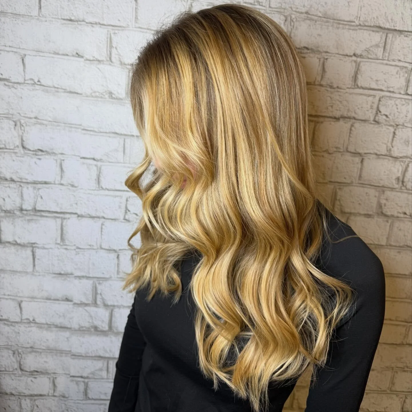 Look Good, Feel Good 

#blondeinspo #newhavensalon #salonjnewhaven #blowdry #blonde #evohair #evohairproducts #blonding #hairstyle #ctsalon #ctsmallbusiness #ctstylist #colorwow #extensions #extensionsct