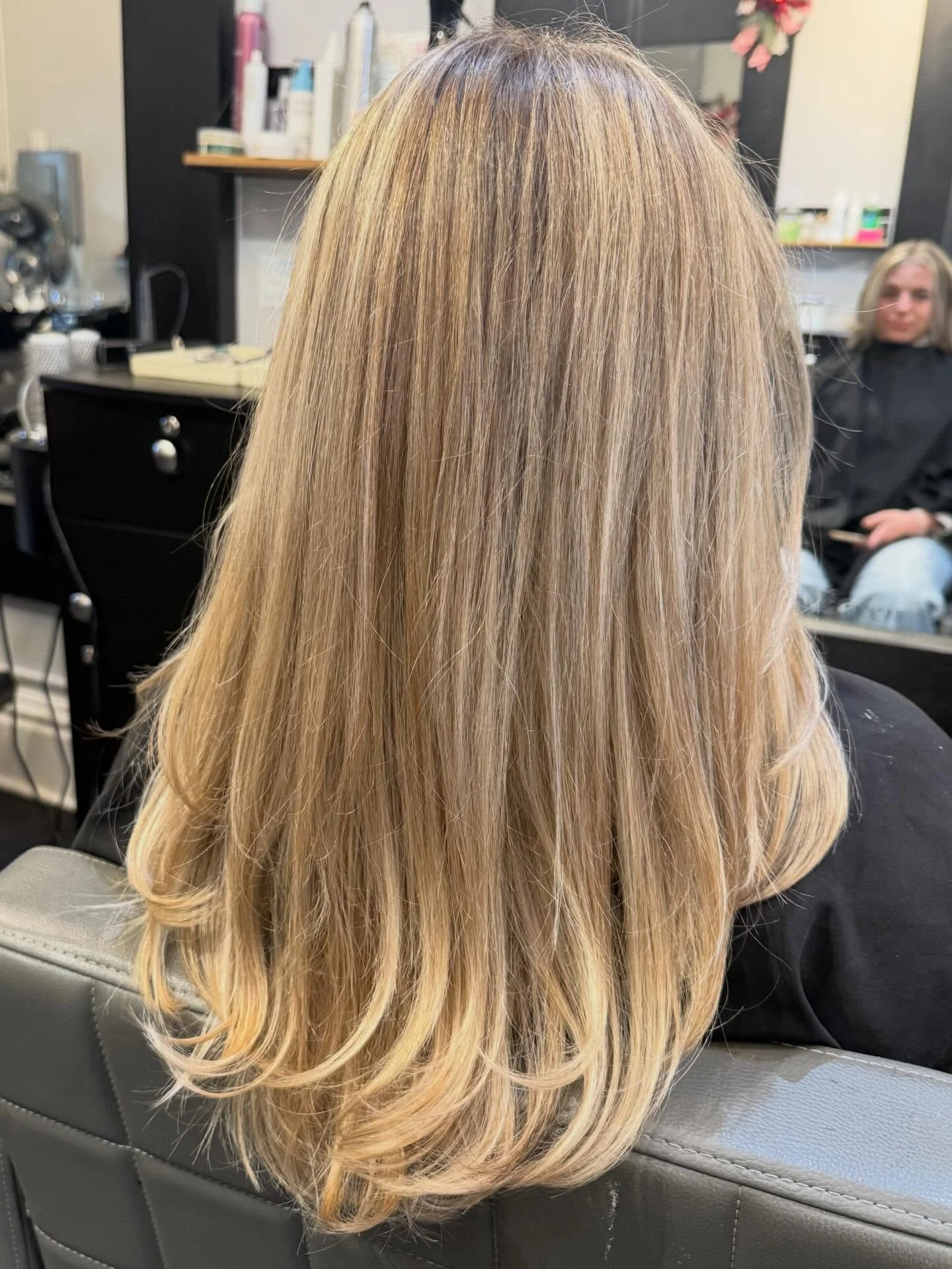 blended, brighter, blonder ✨💛
We&rsquo;re making sure all our clients look great in their holiday photos this year ;) 
DONT FORGET to book your holiday appointments , we will be open Christmas eve 10am-2pm&hellip; spots are limited 

#blondeinspo #n