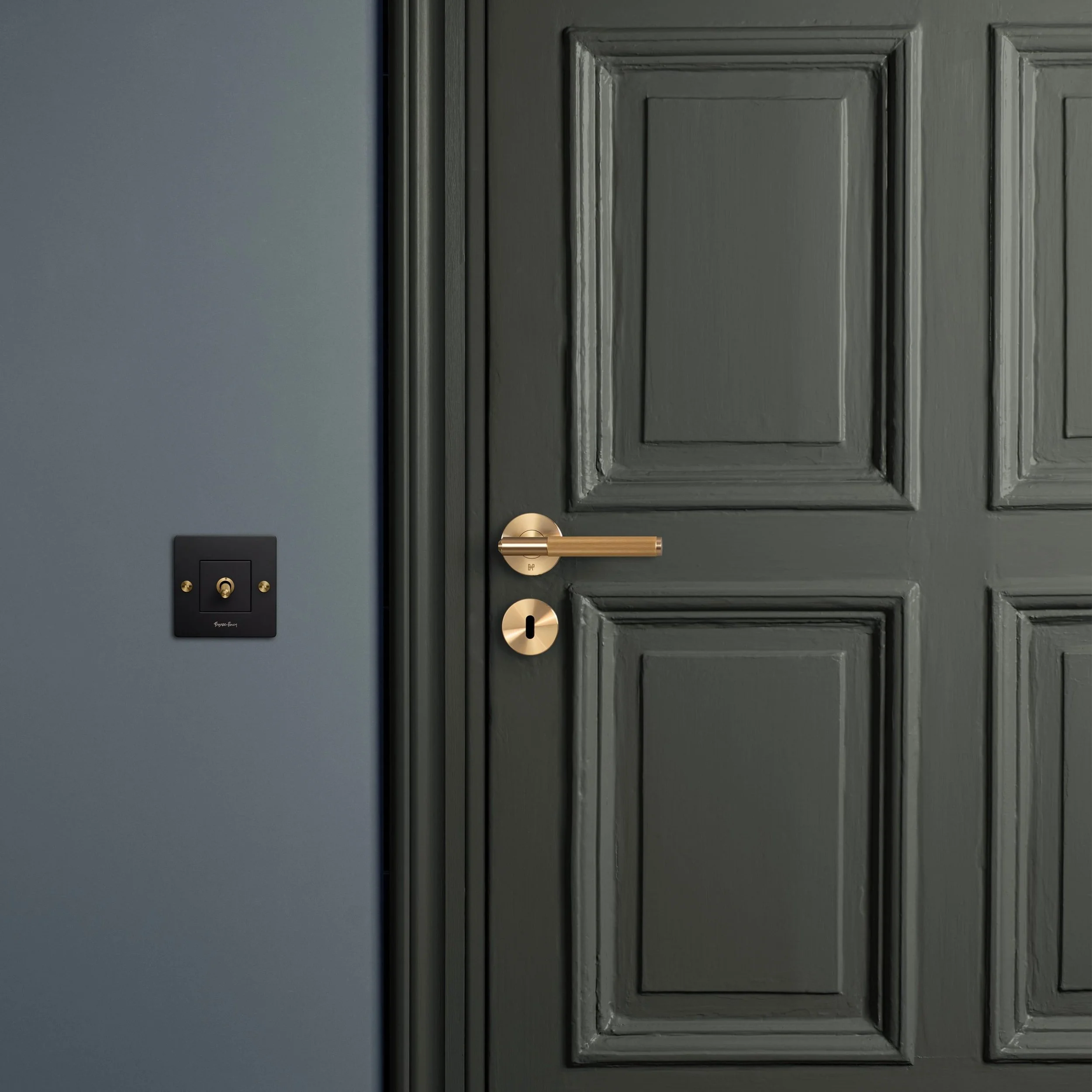 BP_DIamond_Door_Hardware_ROW_S_Linear_Brass_EU-min-scaled.jpg