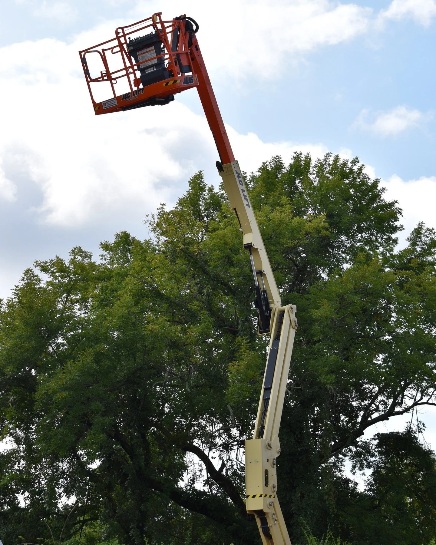 A smooth job starts with the right equipment. Whether you need a track loader for moving dirt or a lift for those high-reach jobs, our equipment inventory is top-notch and ready to work!
615-754-7368
www.chiefrental.com
#TrackLoader #EquipmentRentalT
