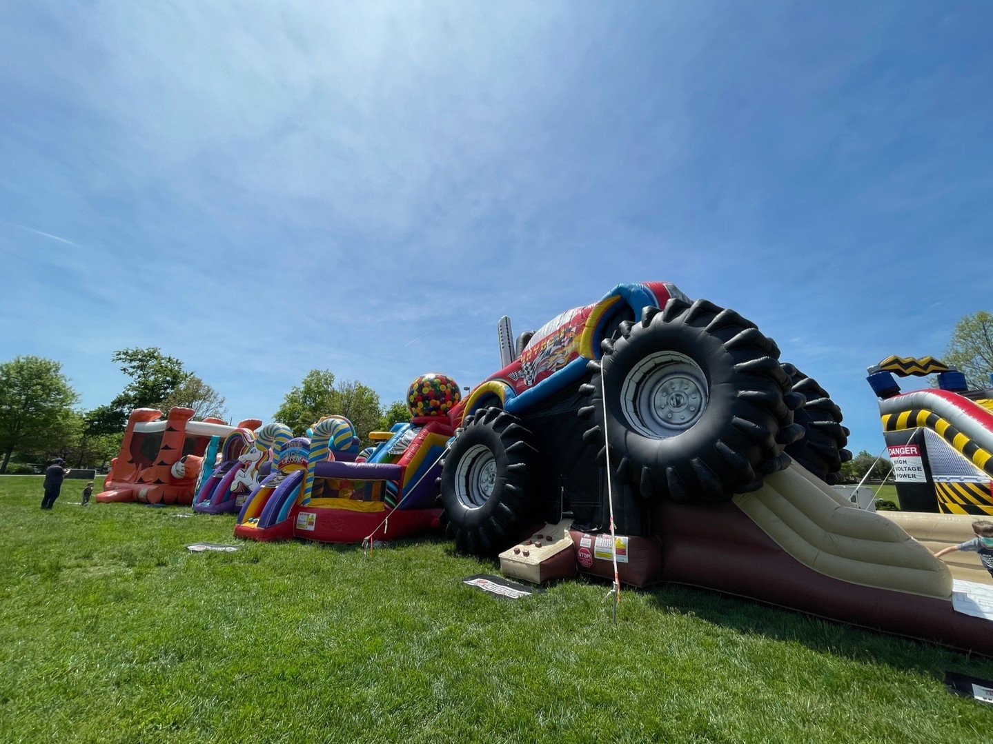 Guaranteed to tucker them out before bedtime. 😴🏰 Rent one of our state-certified bounce houses for your fall festival or backyard party! #BounceHouse #NashvilleMoms #FallFestival #ChiefRental