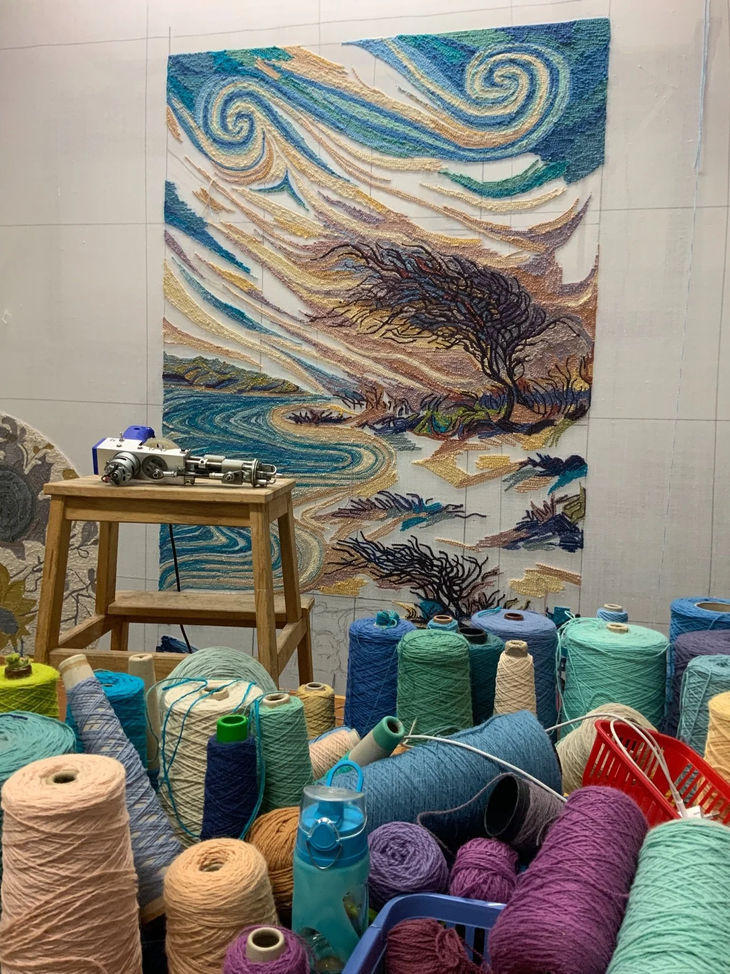 Commission! 2mtr x 1.2mtr Really enjoying making this one ☝️ must be the chromatic vibrations 🫟🎨👩&zwj;🎨🫨 #rugcommission #handtuftedrug #tuftingartist #dumfriesandgalloway #handmadeinscotland