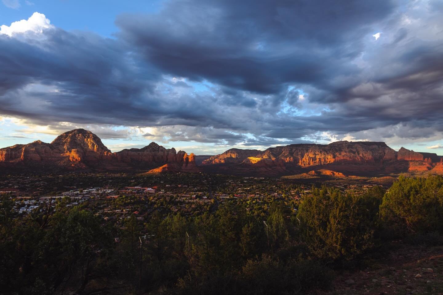 Been a long minute since I&rsquo;ve done some landscape photography, Sedona was absolutely gorgeous. 🌅
.
.
#sedona #arizona #vacation #redrock #canonusa
