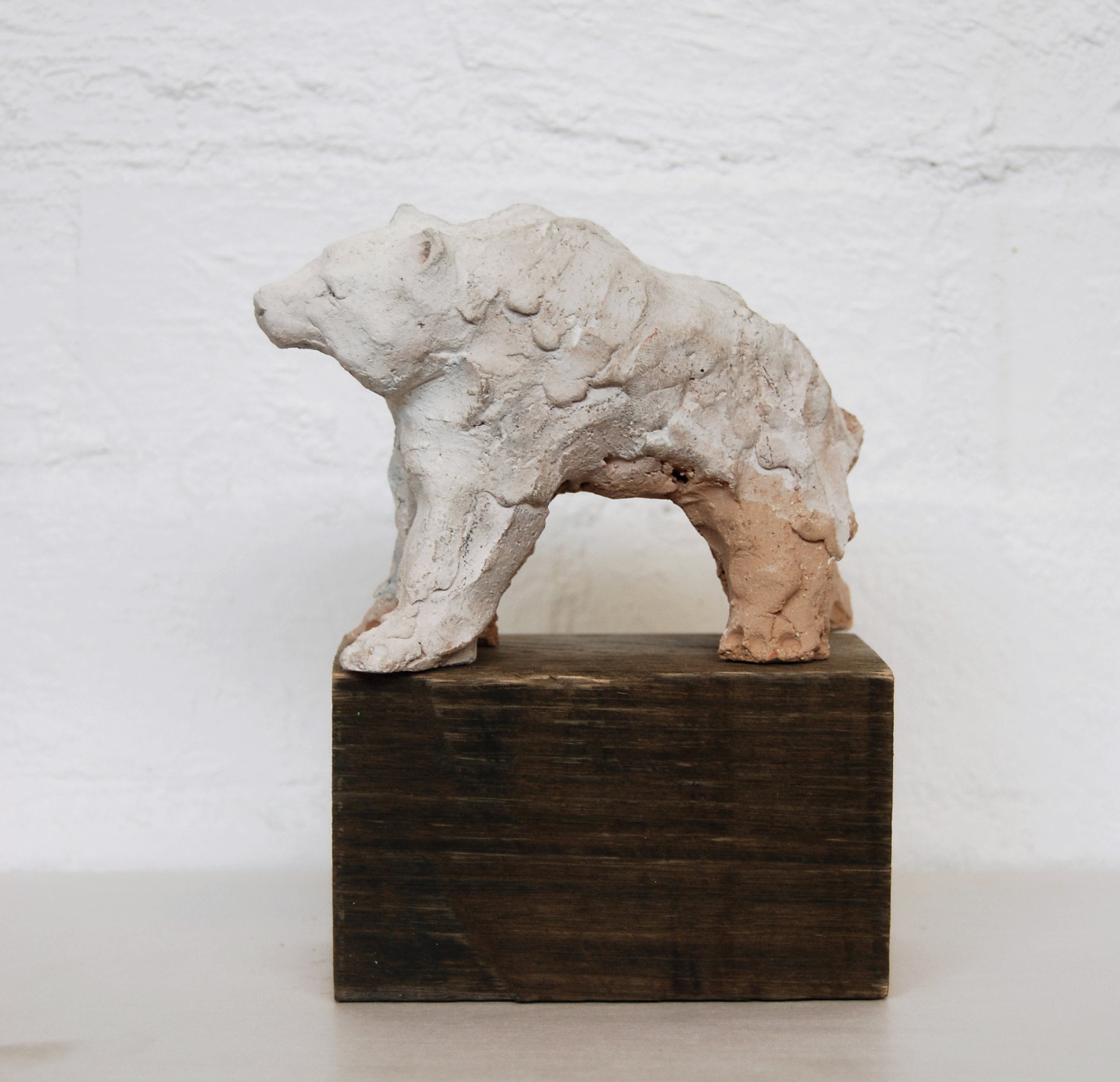  Justin Williams,&nbsp; I saw something white in the forest , 2014, stoneware and raw pigments, 12 x 38 x 12cm 