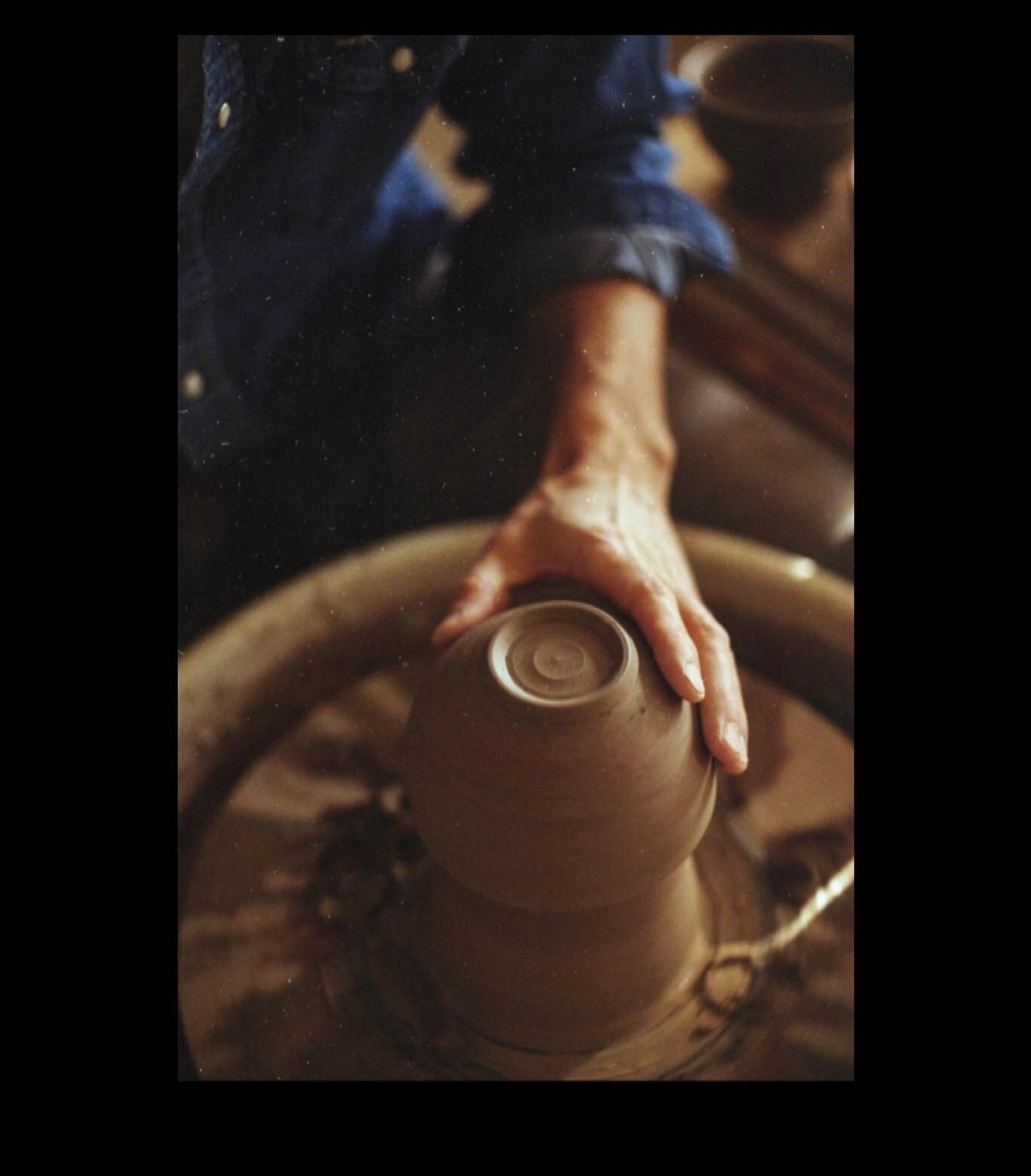 Tea bowls are getting blessed up by the fire today. I&rsquo;ll let you know when they come out of Hachidorigama (Hummingbird Kiln). This always gets me frightened, excited, silly, jumpy, and peaceful. It&rsquo;s a combo thing
.
.
.
📸 @miichaelgreco