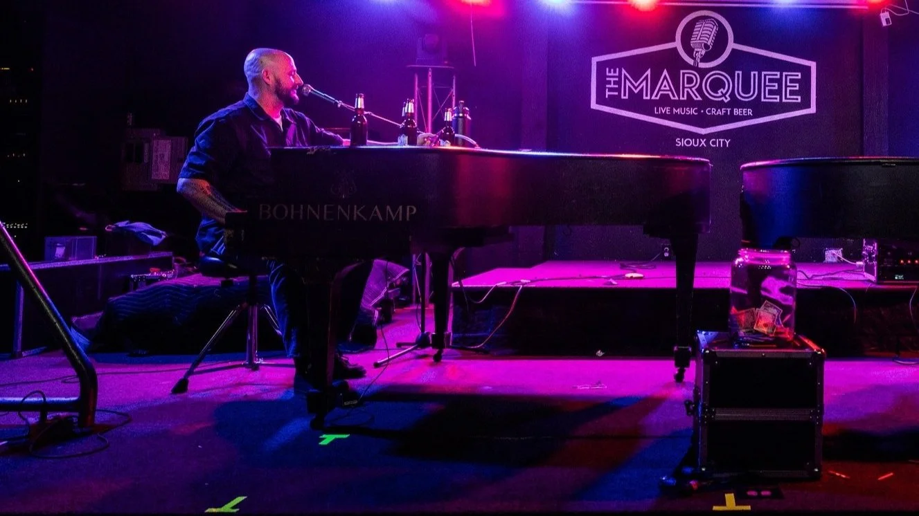 Dueling piano player