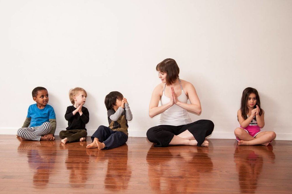 Practicar yoga con niños: Los primeros consejos y nociones de Ramiro — Letras Kairós