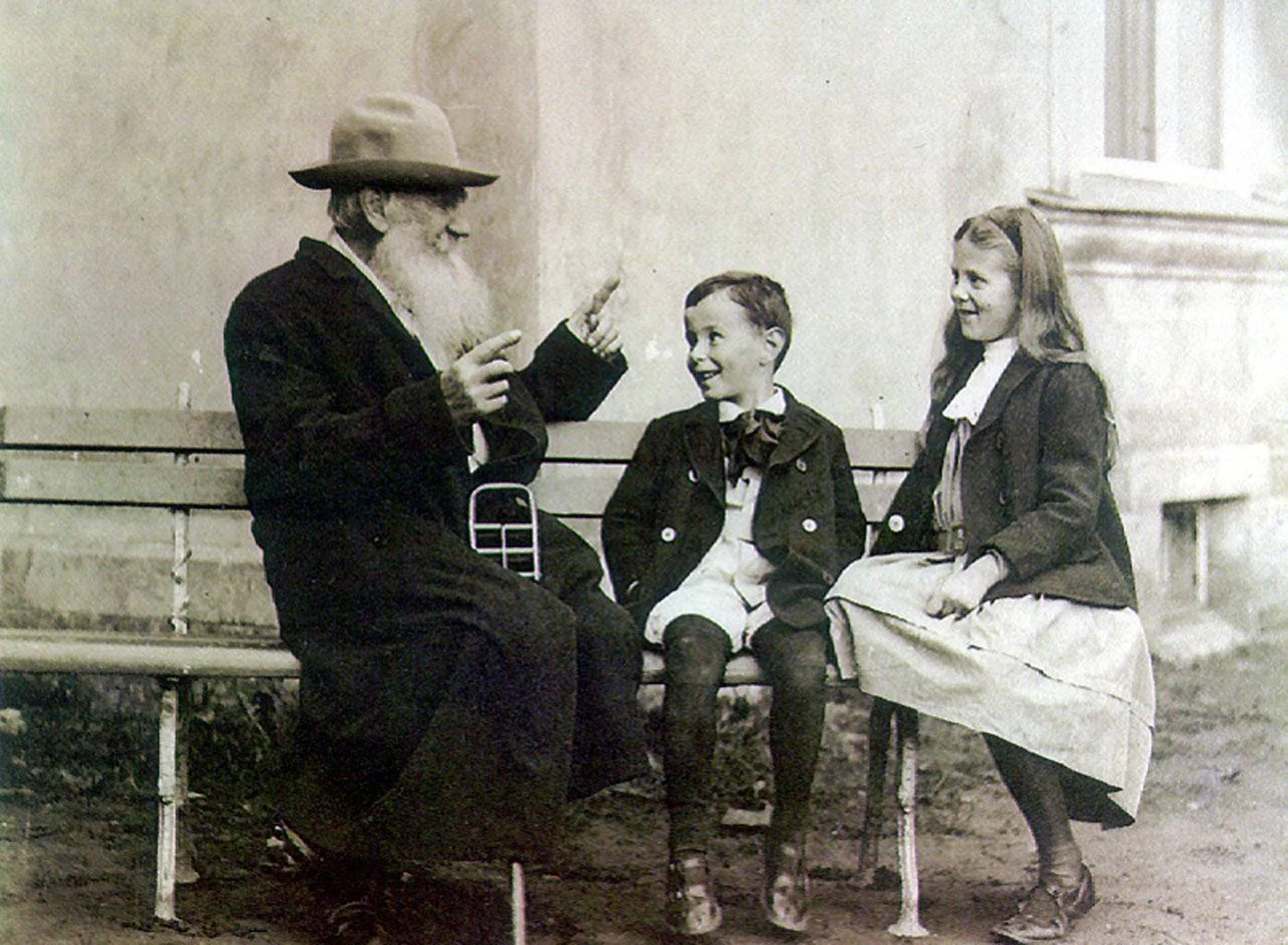 Lev Tolstói con sus nietos, que adoraban al abuelo por las historias que solía contarles. 