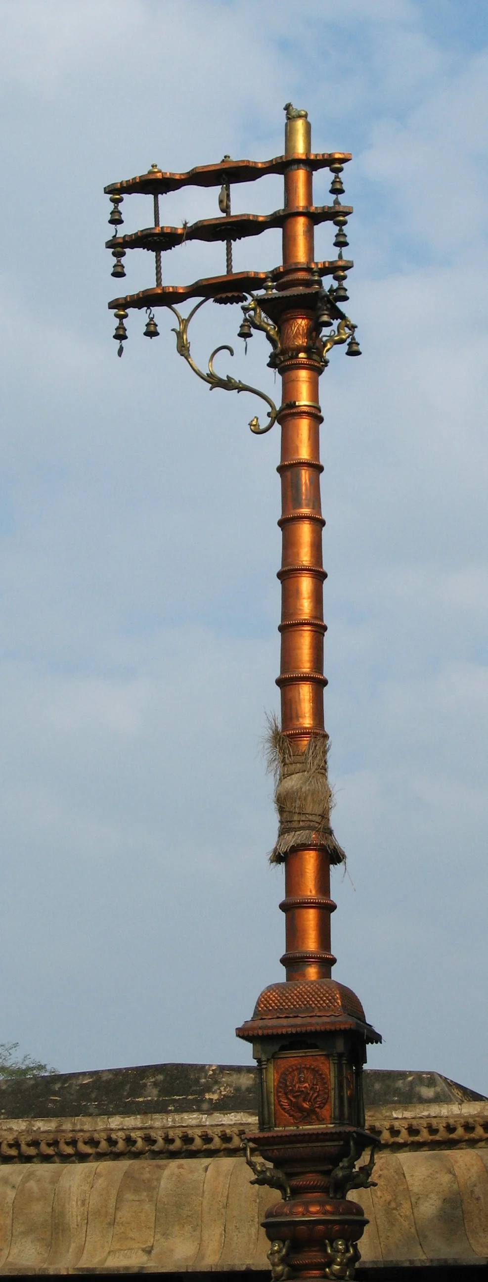 Dwajasthambam del Templo Brihadisvara (Thanjavur, Tamil Nada, India). Fuente imagen: Wikipedia .