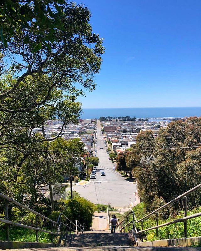 Just when I thought I might be getting tired of the stairs in my neighborhood ☀️🌊 #prettycity