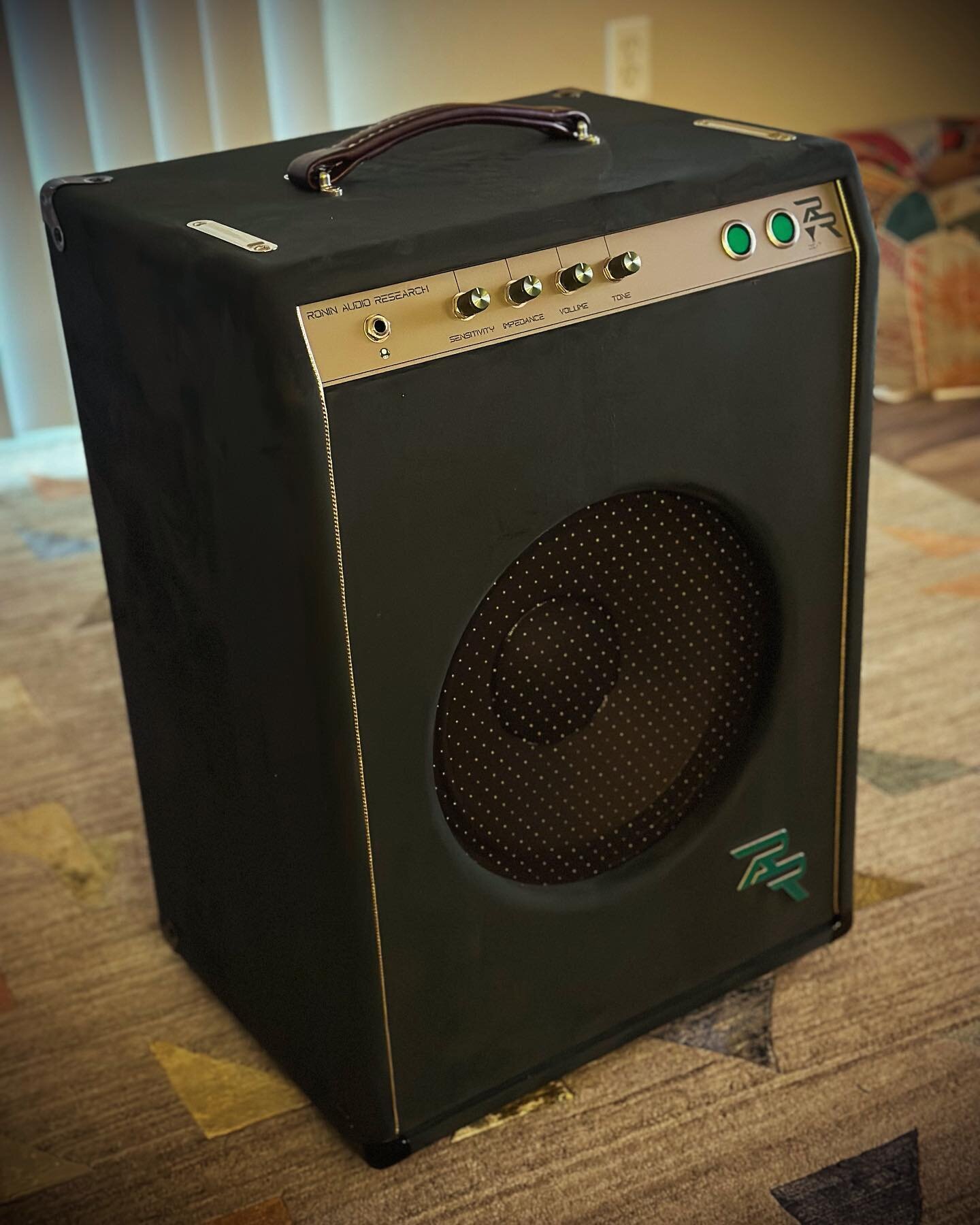 RAR &ldquo;G.E.M&rdquo; Prototype finished in Emerald Green paired with 60s 12&rdquo; EV SRO &ldquo;Coffee Can&rdquo; Alnico driver. 
.
Single Ended KT66 output section pushed by an NOS octal 6SJ7-GT and 6SL7-GT. 
.
.
#raramps #roninaudioresearch #ro