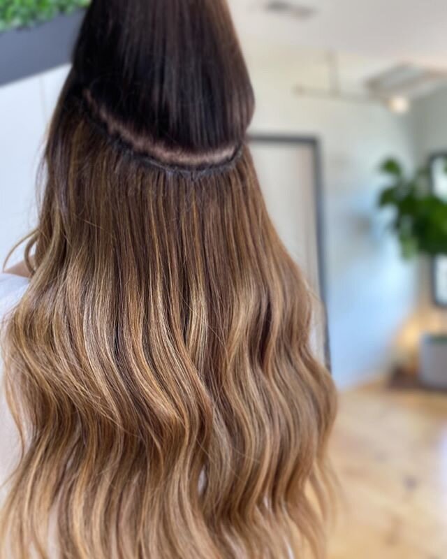 The power of ONE ROW⚡️Swipe for what ONE ROW can do for you! 💕
.
.
Yes, brunettes are also our jam! We hear you. You want more brunette HR babes - Okay! I&rsquo;ll be serving up more looks for every hair color &amp; texture! ✨ Love you all!