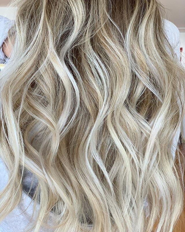 Transitioning blonde foil clients into hair painted goodness aka balayage baby! ✨ We specialize in hair painting here at HR. It&rsquo;s the bee&rsquo;s 🐝 knees!