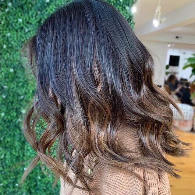 We love this LOB look - especially for Summer ☀️ Textured long bob + Balayage is a cool duo. Balayage is a freehand specialty painting technique. It&rsquo;s ideal for our low maintenance lux HR babes who want that effortless lived-in look. It&rsquo;s